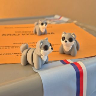 Novinka pes - husky! 🐶 Nejen, že dorazili k volbám, ale už si hoví na eshopu! Ulovte si svého zimního psa 🐺 . . #husky...